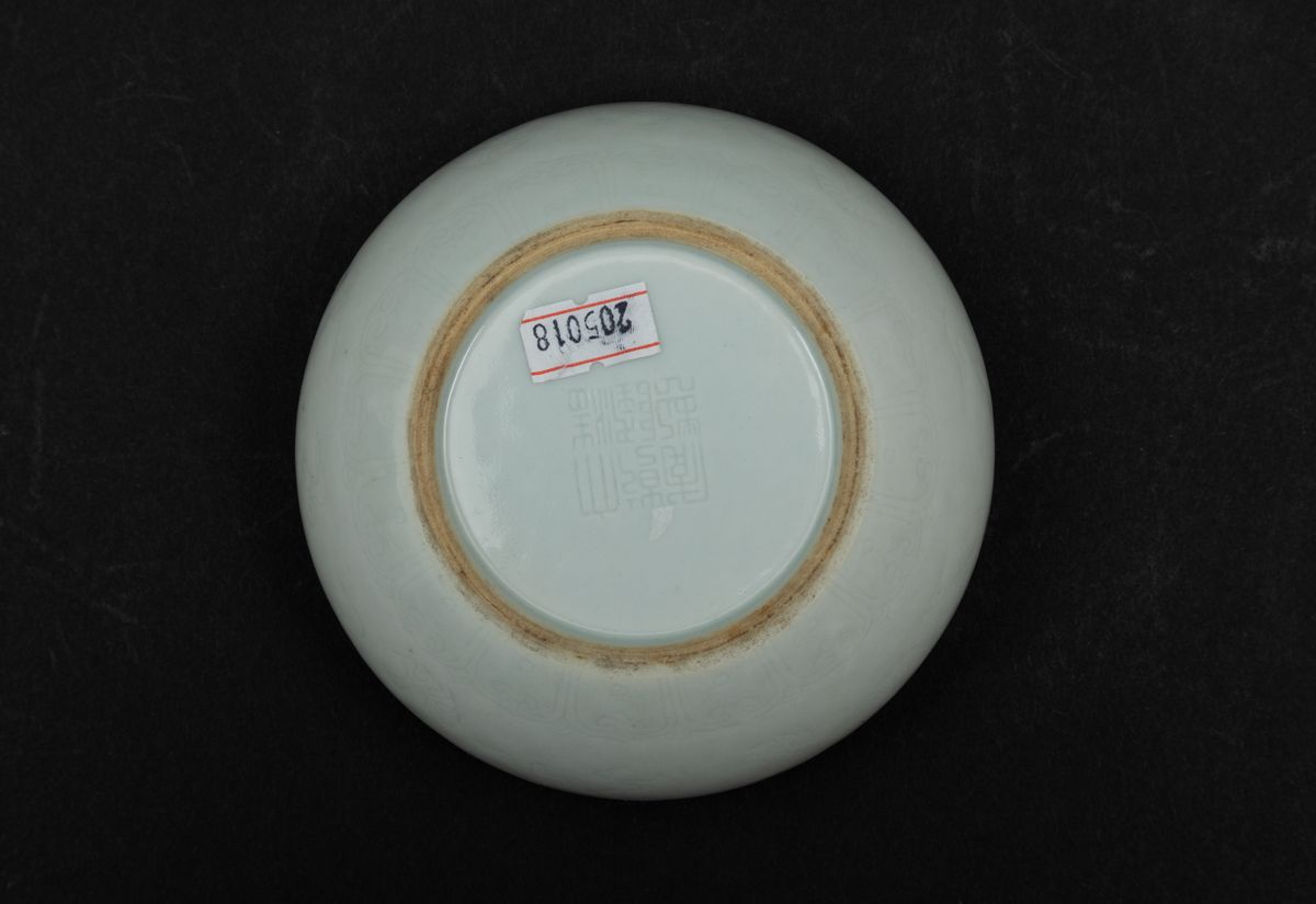 Sciacquapennelli Circolare in Porcellana Celadon con Figura di Drago Incisa, Cina, Dinastia Qing,...