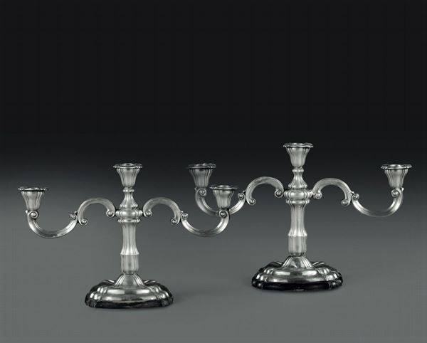Coppia di candelabri in argento con basi in legno ebanizzato. Manifattura italiana del XX secolo. Argentiere Cesa, Alessandria