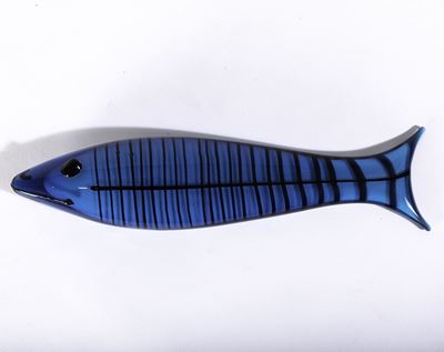 Ken Scott, Pesce in vetro incamiciato zaffiro con decoro di canne in vetro nero