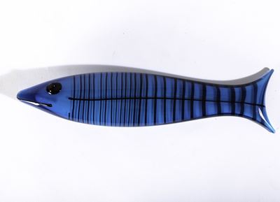 Ken Scott, Pesce in vetro incamiciato zaffiro con decoro di canne in vetro nero