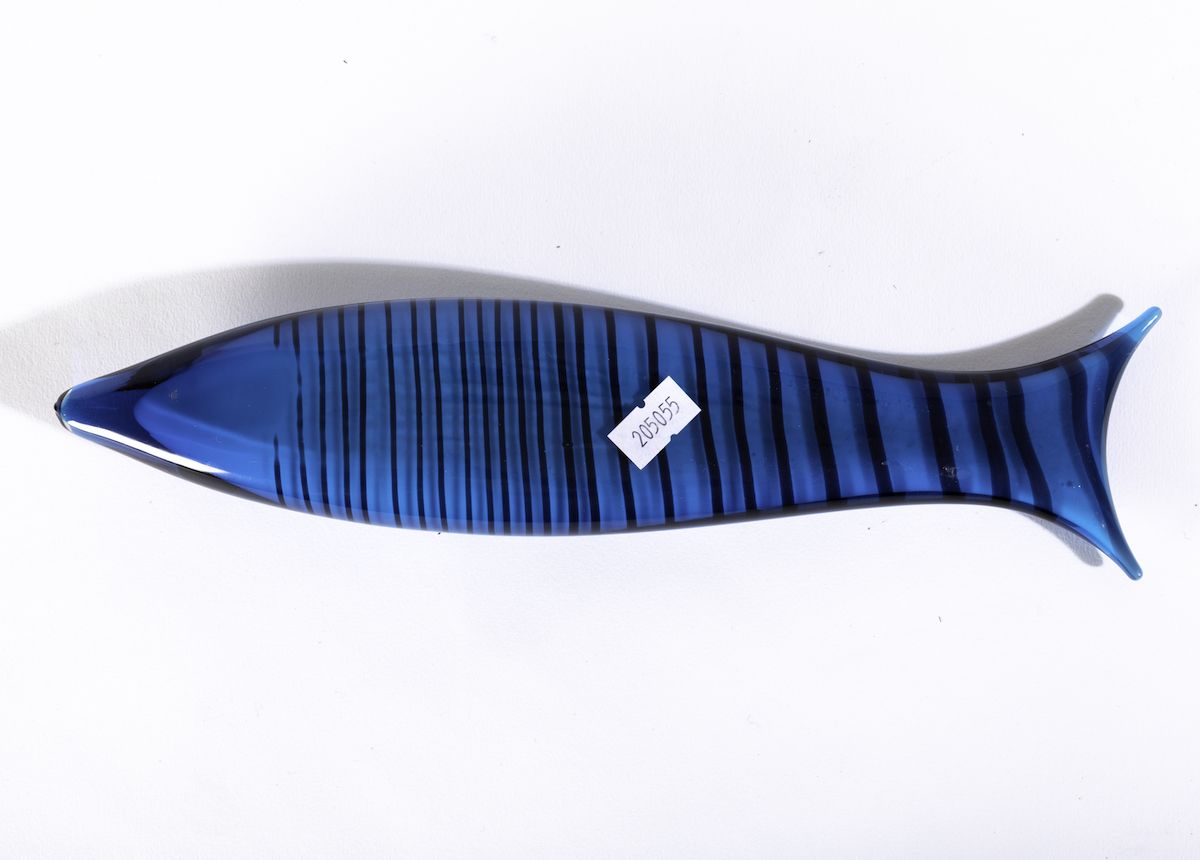 Ken Scott, Pesce in vetro incamiciato zaffiro con decoro di canne in vetro nero