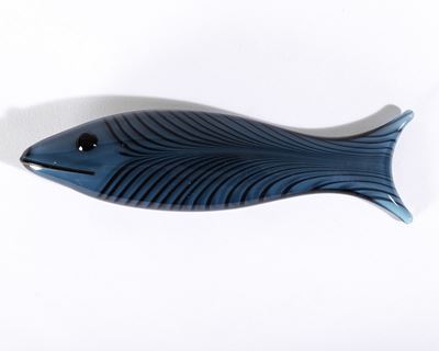 Ken Scott, Pesce in vetro incamiciato blu adriatico con decoro fenicio in vetro nero, Murano (195...