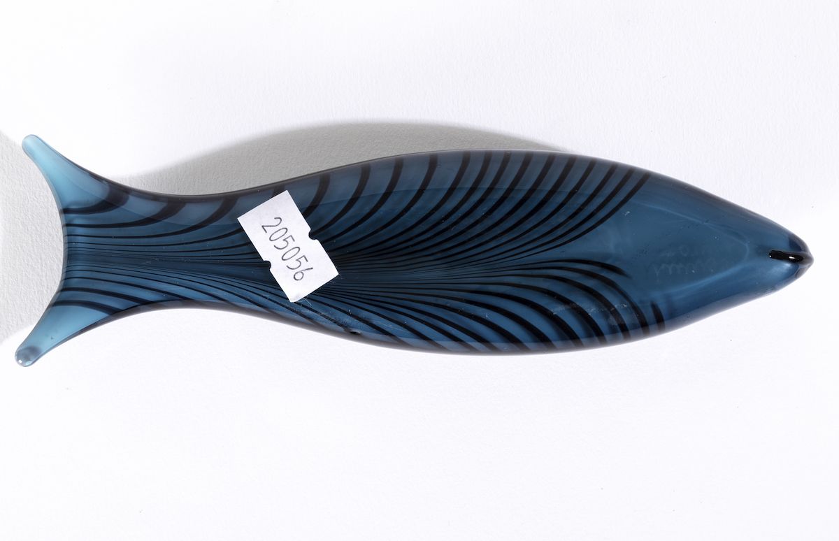 Ken Scott, Pesce in vetro incamiciato blu adriatico con decoro fenicio in vetro nero, Murano (195...