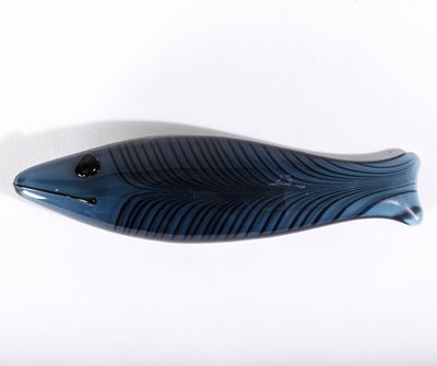 Ken Scott, Pesce in vetro incamiciato blu adriatico con decorazione fenicia, Venini Murano (circa...