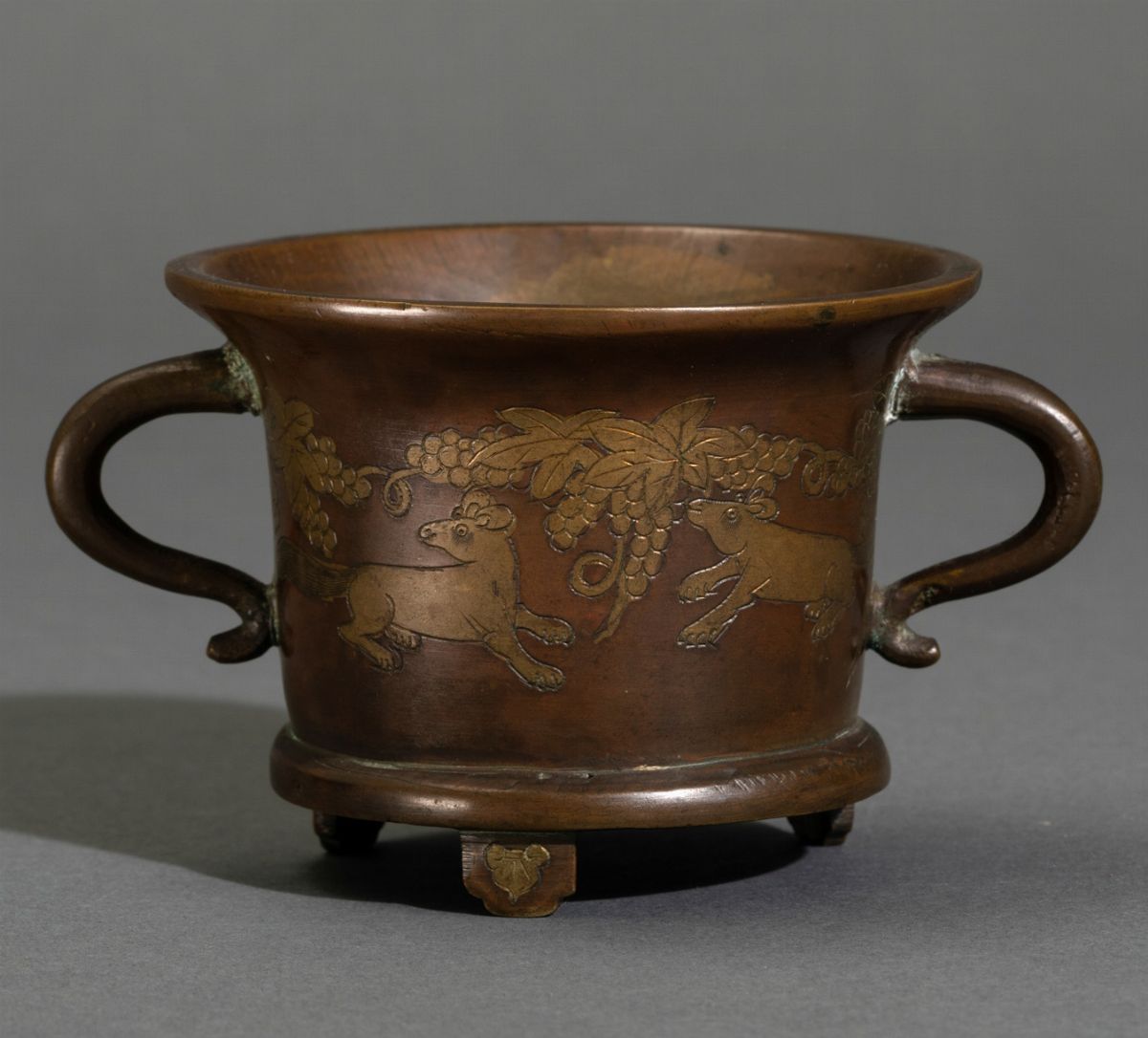 Piccolo Incensiere Cilindrico in Bronzo con Inserti Dorati, Manici e Decoro Naturalistico con Gra...