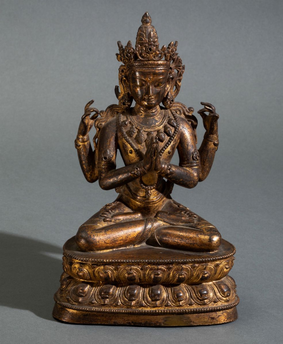 Importante Figura di Avalokitesvara Seduto su Doppio Fiore di Loto in Bronzo Dorato, Tibet, XVIII...