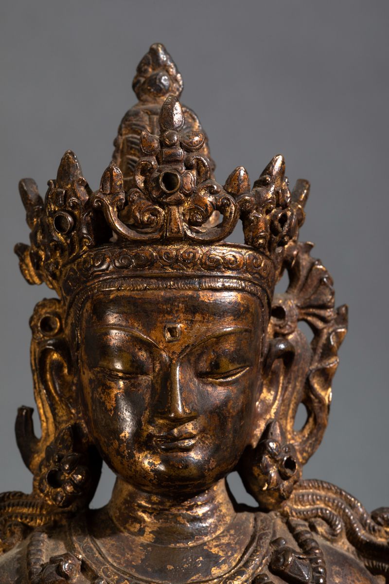 Importante Figura di Avalokitesvara Seduto su Doppio Fiore di Loto in Bronzo Dorato, Tibet, XVIII...