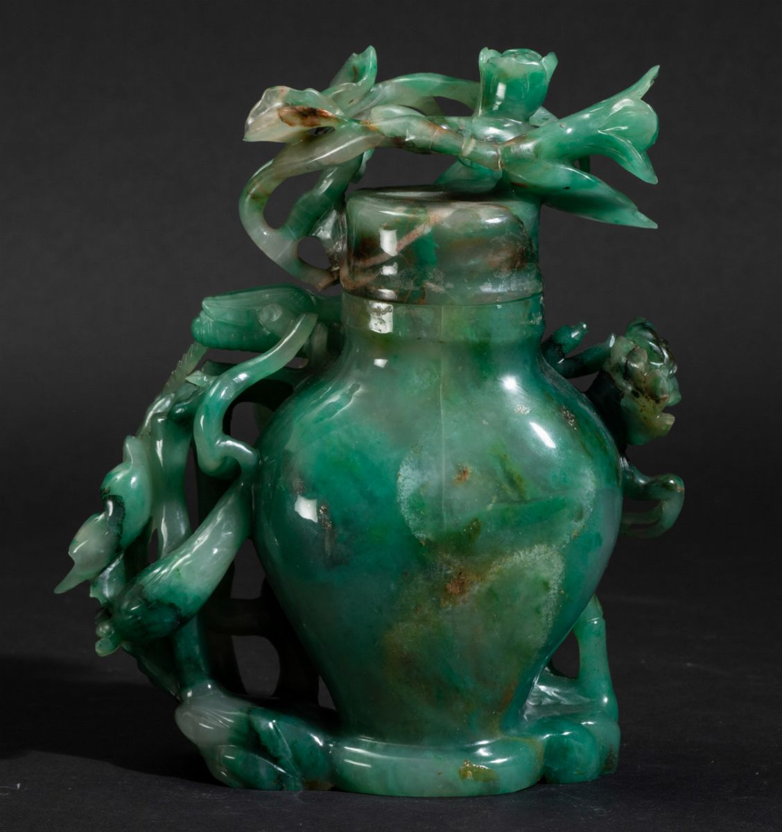 Vaso con Coperchio Scolpito in Giadeite Verde Mela con Decoro a Traforo di Zucche e Grilli, Cina,...