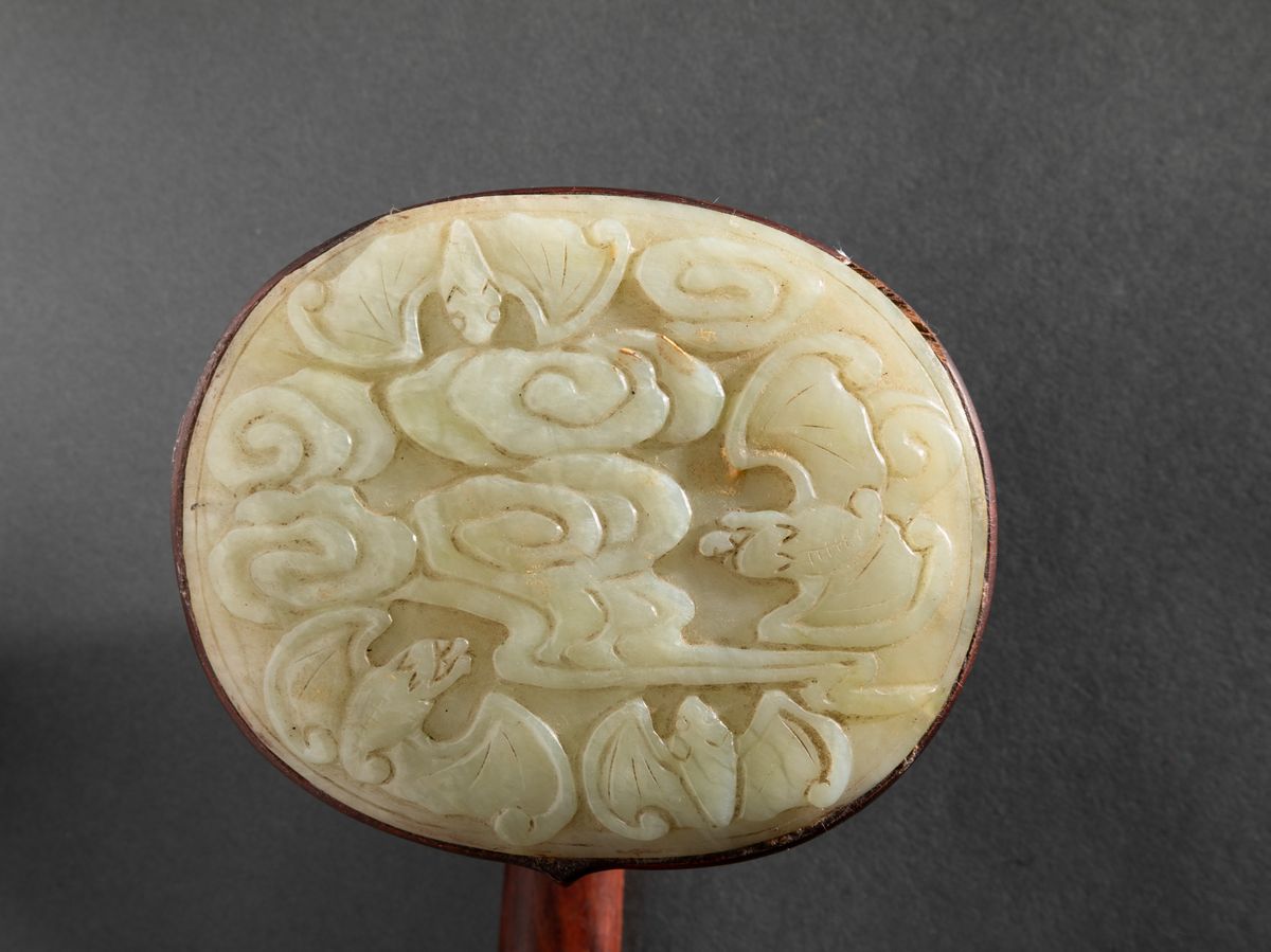 Ruyi in Legno con Placche in Giada Bianca Scolpite con Figure di Pipistrelli tra le Nuvole, Cina,...