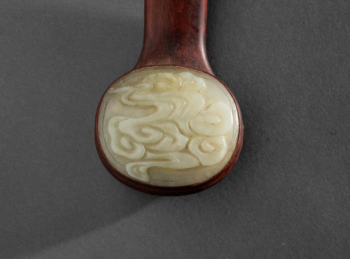 Ruyi in Legno con Placche in Giada Bianca Scolpite con Figure di Pipistrelli tra le Nuvole, Cina,...