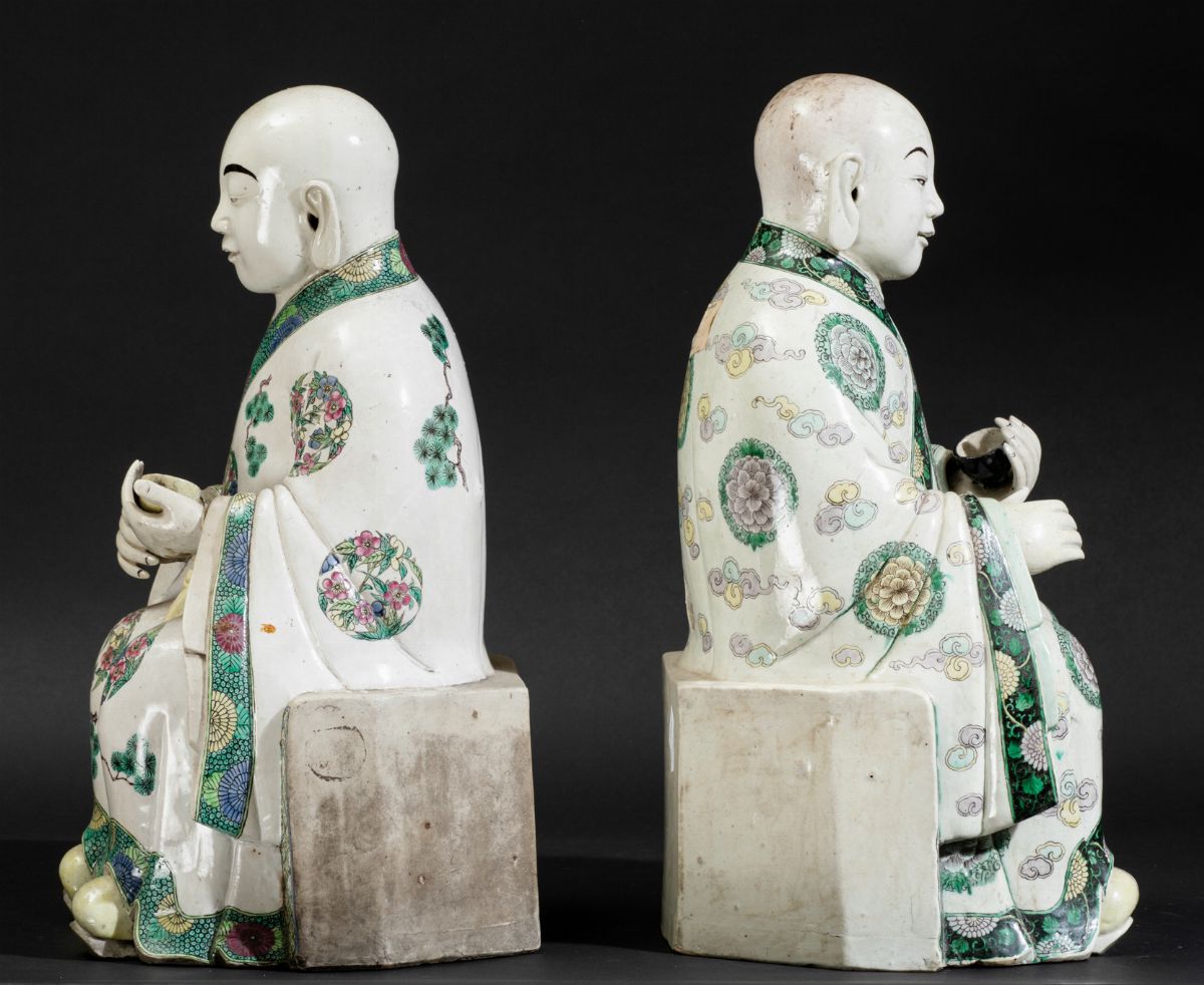 Coppia di Saggi Seduti in Porcellana Famiglia Verde, Cina, Dinastia Qing, Epoca Daoguang (1821-18...