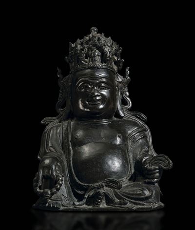 Figura di Budai Seduto in Bronzo con Corona e Collana da Preghiera, Cina, Dinastia Ming, Fine XVI...