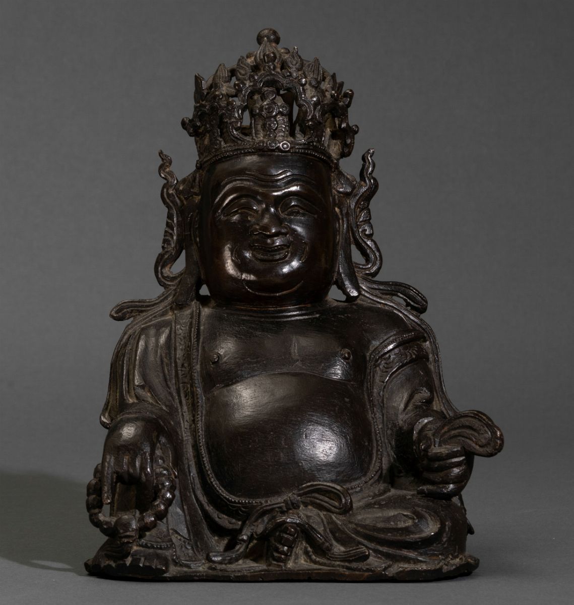 Figura di Budai Seduto in Bronzo con Corona e Collana da Preghiera, Cina, Dinastia Ming, Fine XVI...