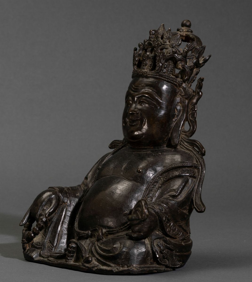 Figura di Budai Seduto in Bronzo con Corona e Collana da Preghiera, Cina, Dinastia Ming, Fine XVI...