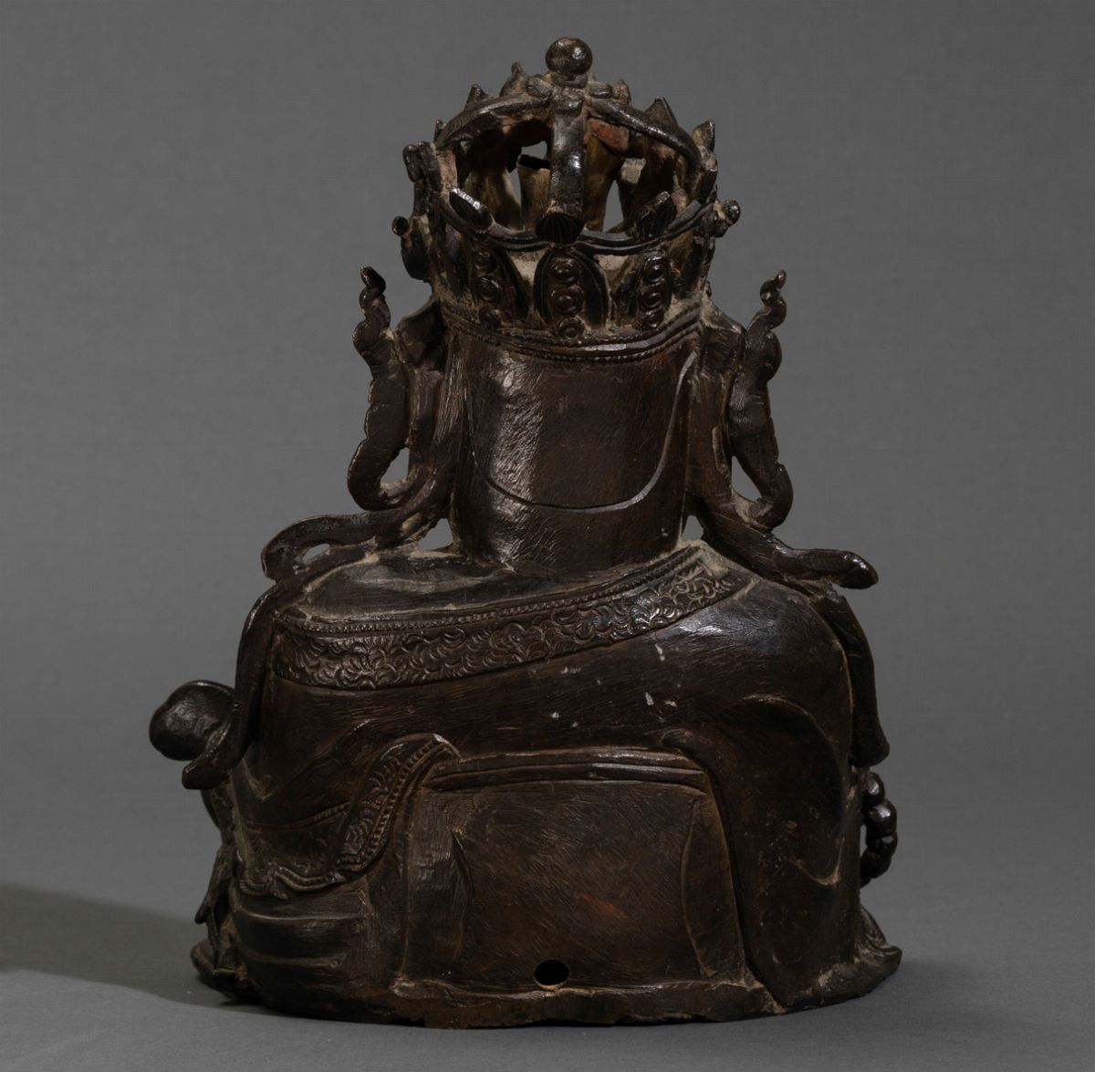 Figura di Budai Seduto in Bronzo con Corona e Collana da Preghiera, Cina, Dinastia Ming, Fine XVI...
