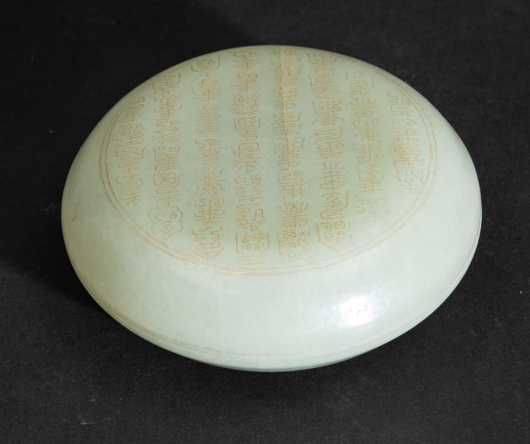 Piccola Scatola Circolare Scolpita in Giada Celadon con Iscrizione Incisa sul Coperchio, Cina, Di...