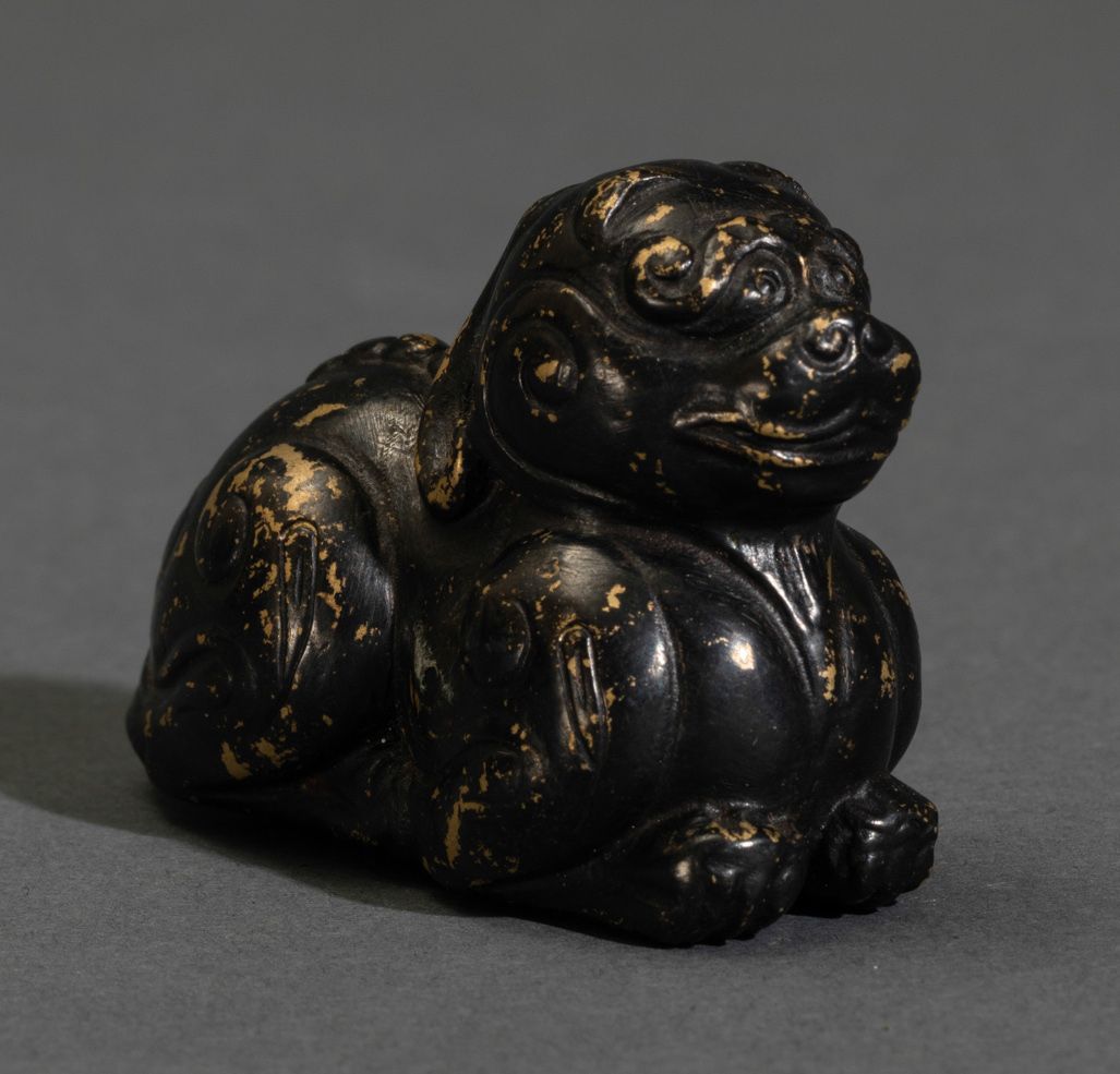 Piccola Figura di Animale Fantastico in Bronzo con Tracce di Doratura, Cina, Dinastia Qing, Epoca...