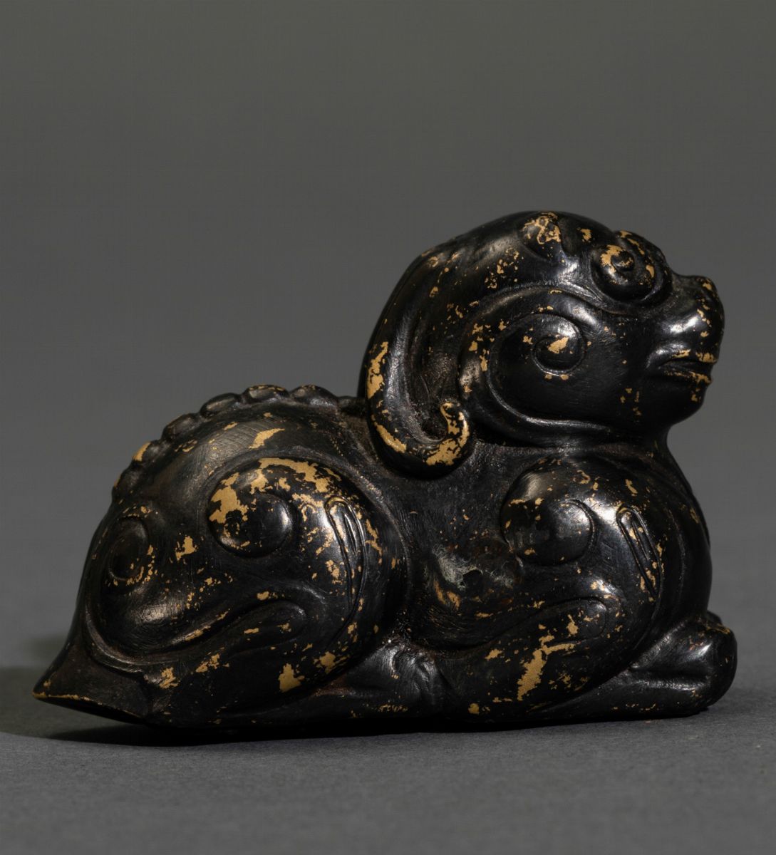 Piccola Figura di Animale Fantastico in Bronzo con Tracce di Doratura, Cina, Dinastia Qing, Epoca...