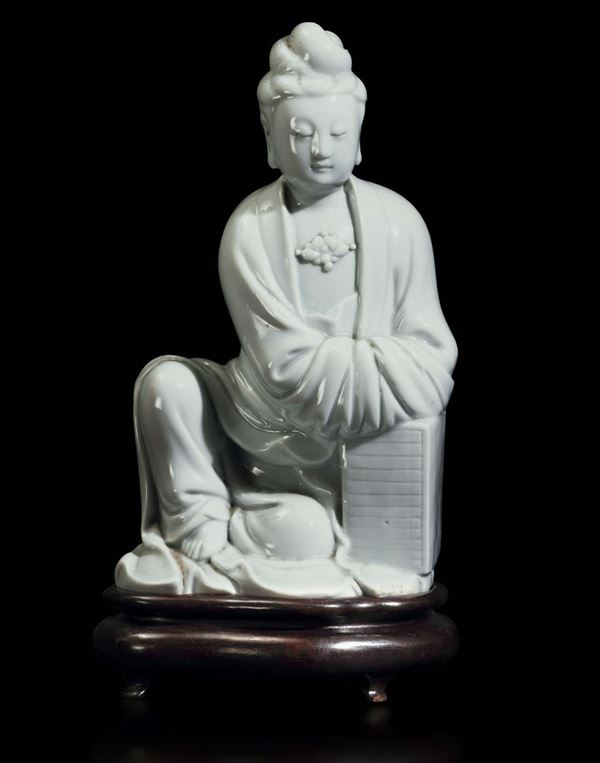 Figura di Guanyin seduta con collana in porcellana Blanc de Chine, Cina, Dinastia Qing, epoca Qianlong (1736-1796)