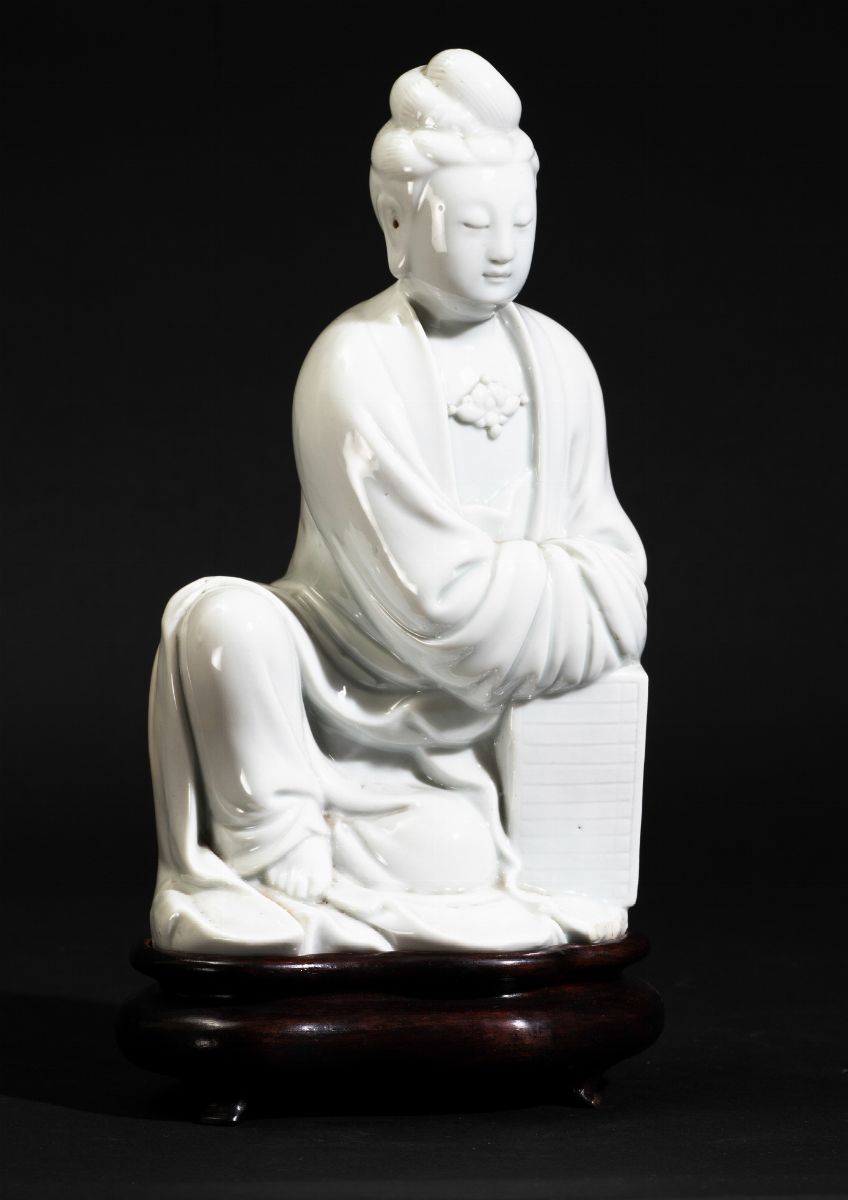 Figura di Guanyin Seduta con Collana in Porcellana Blanc De Chine, Cina, Dinastia Qing, Epoca Qia...