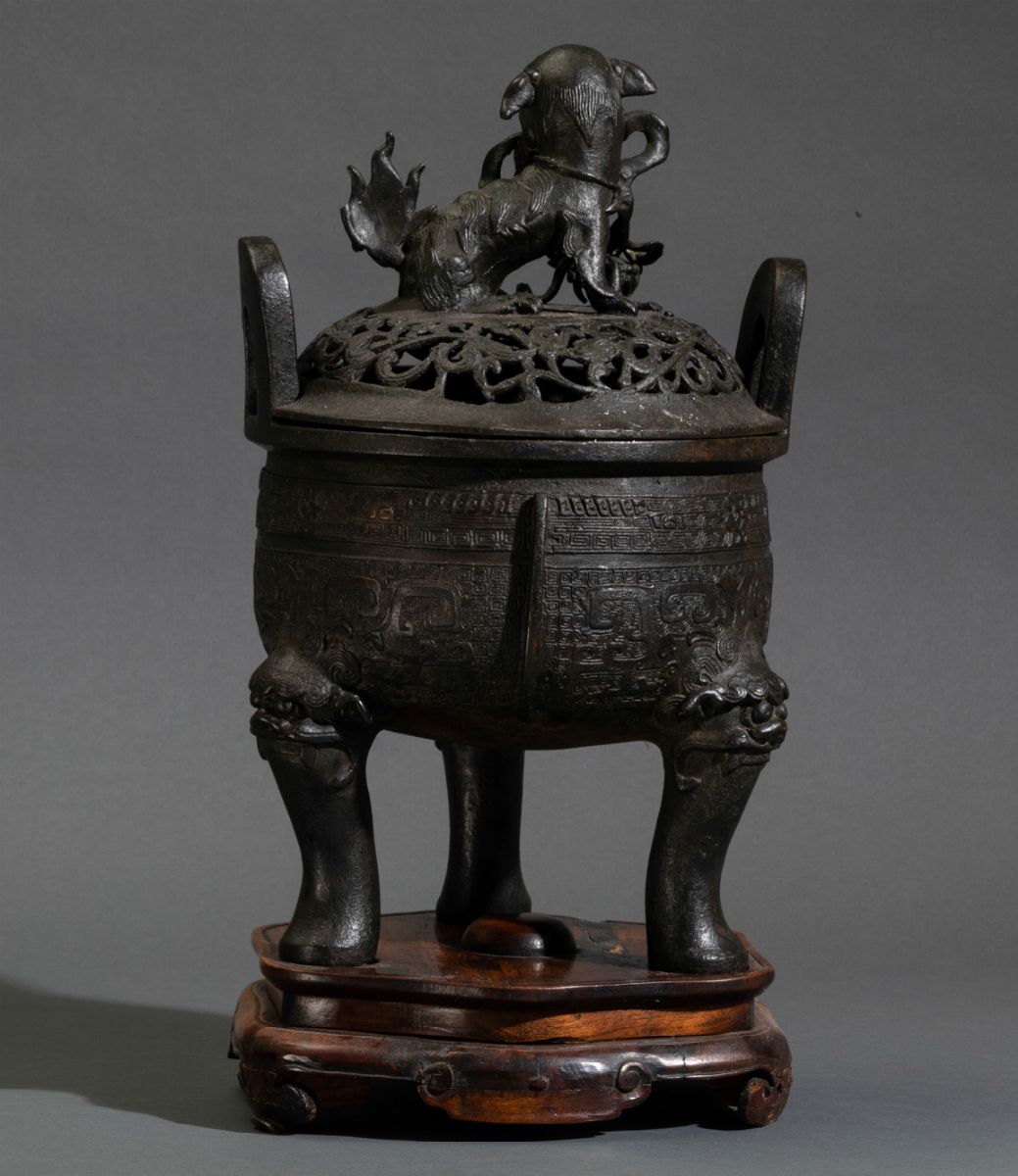 Grande Incensiere Tripode in Bronzo con Decoro Arcaico Inciso, Mascheroni Leonini e Coperchio con...