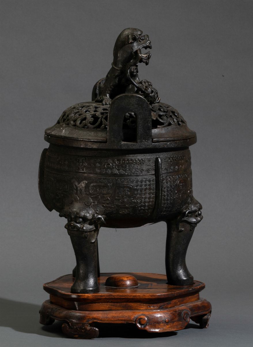 Grande Incensiere Tripode in Bronzo con Decoro Arcaico Inciso, Mascheroni Leonini e Coperchio con...