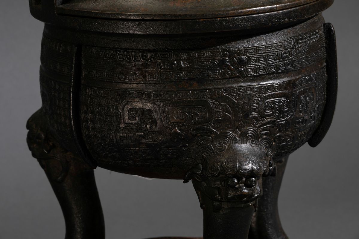Grande Incensiere Tripode in Bronzo con Decoro Arcaico Inciso, Mascheroni Leonini e Coperchio con...