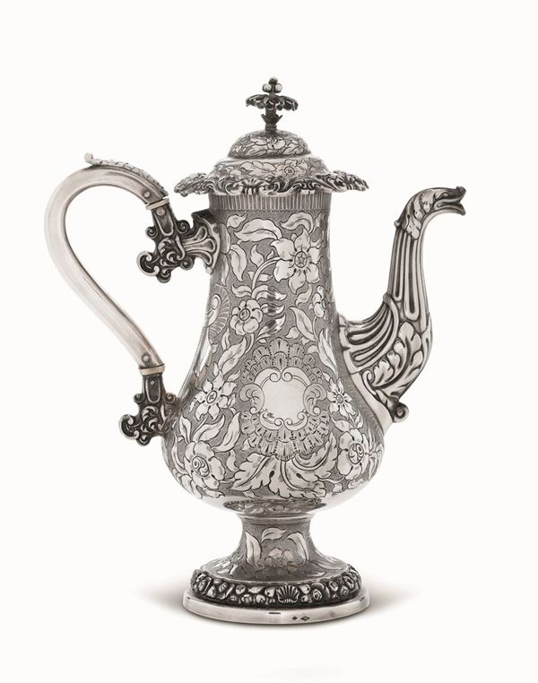 Caffettiera in argento fuso, sbalzato, cesellato e inciso. Metà del XIX secolo, bolli dell'argentiere Guadagni.