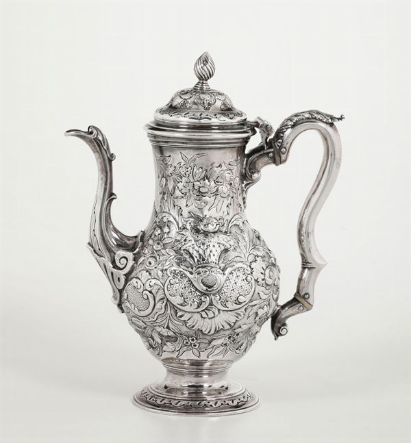 Caffettiera in argento fuso, sbalzato e cesellato. Marchi della cittÃ  di Londra per l'anno 1758. Argentieri Thomas Cooke II & Richard Gurney