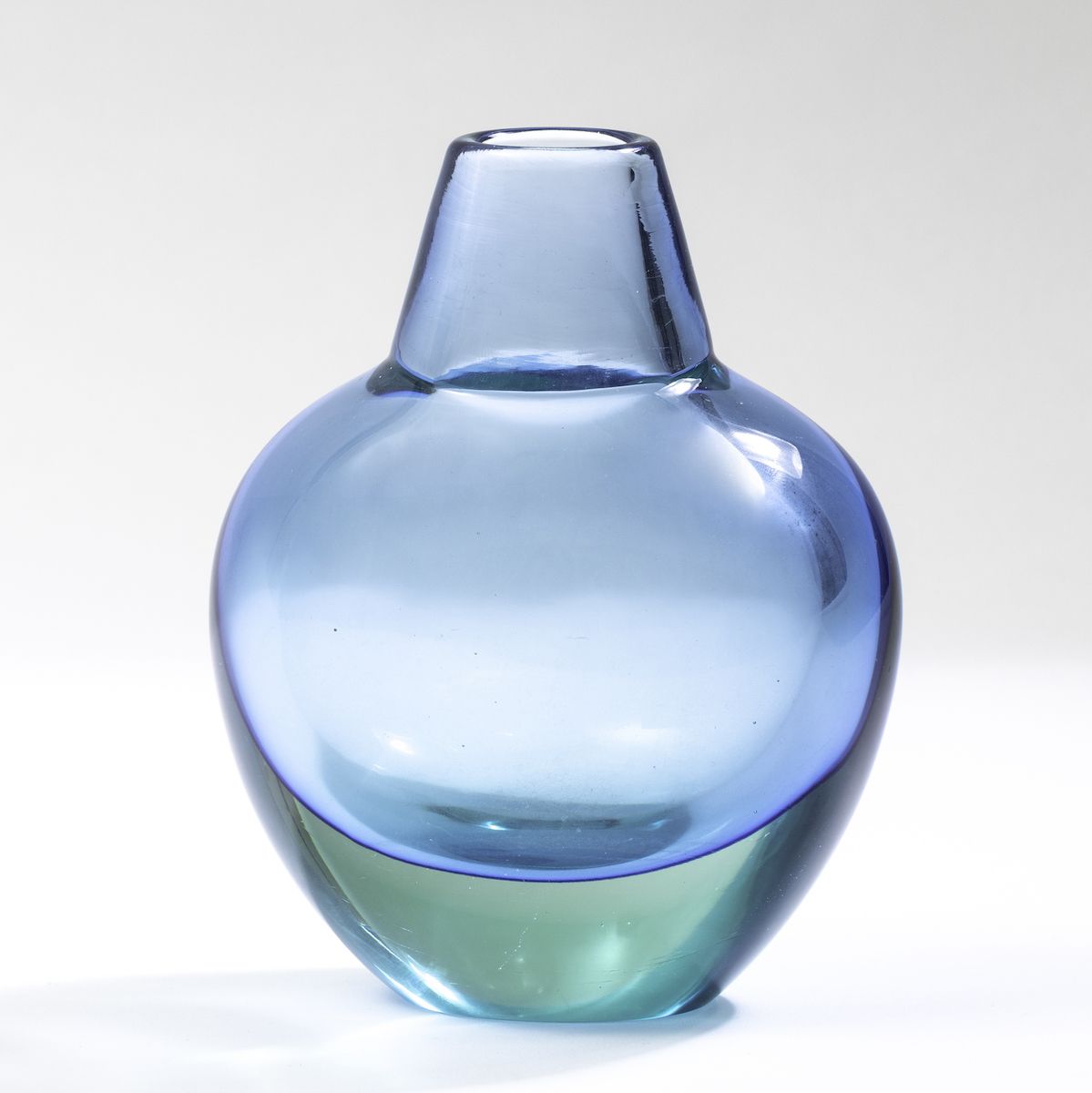 Flavio Poli, Seguso Vetr i d’Arte: Vaso a goccia rovesciata in vetro sommerso blu e azzurrino