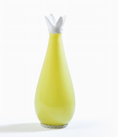 Venini, Vaso a goccia in vetro opalino zolfo con cordolo e cresta applicati, Murano (circa 1950)