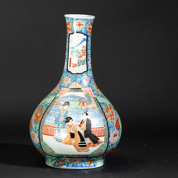 Vaso a bottiglia in porcellana con decori floreali e scene di vita comune entro riserve, Giappone, XIX secolo