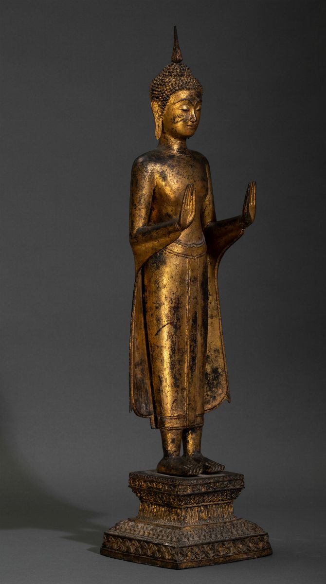 Figura di Buddha stante, bronzo dorato, Thailandia, XIX secolo