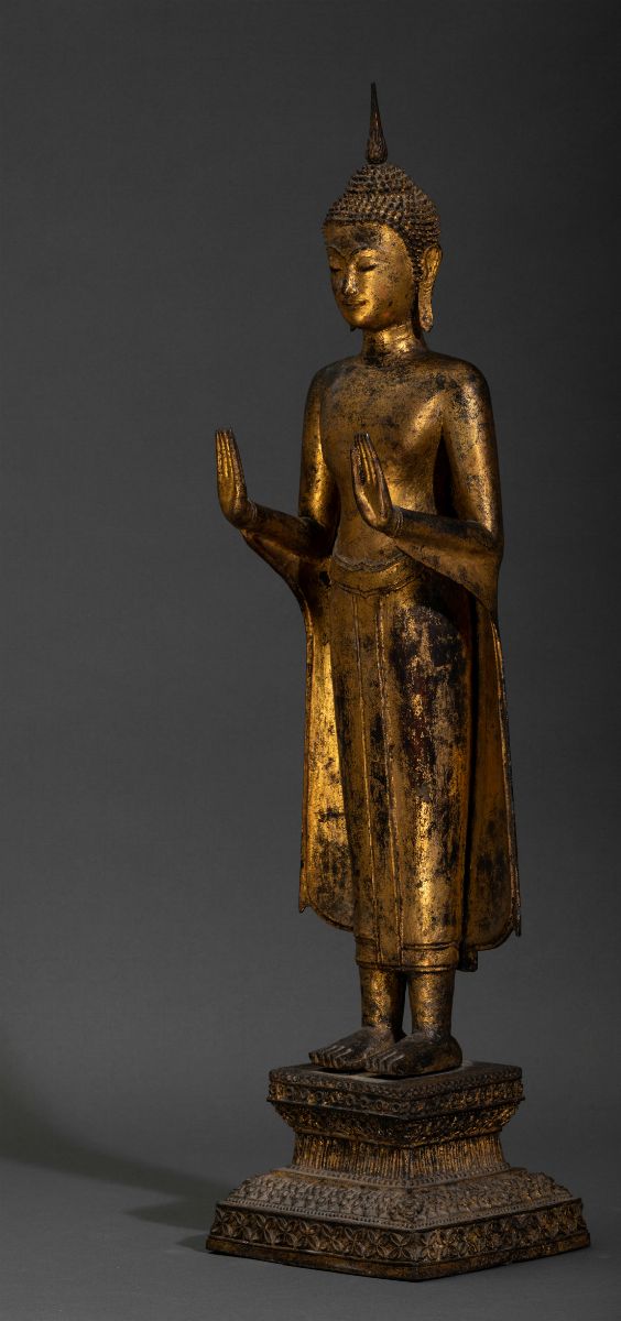 Figura di Buddha stante, bronzo dorato, Thailandia, XIX secolo