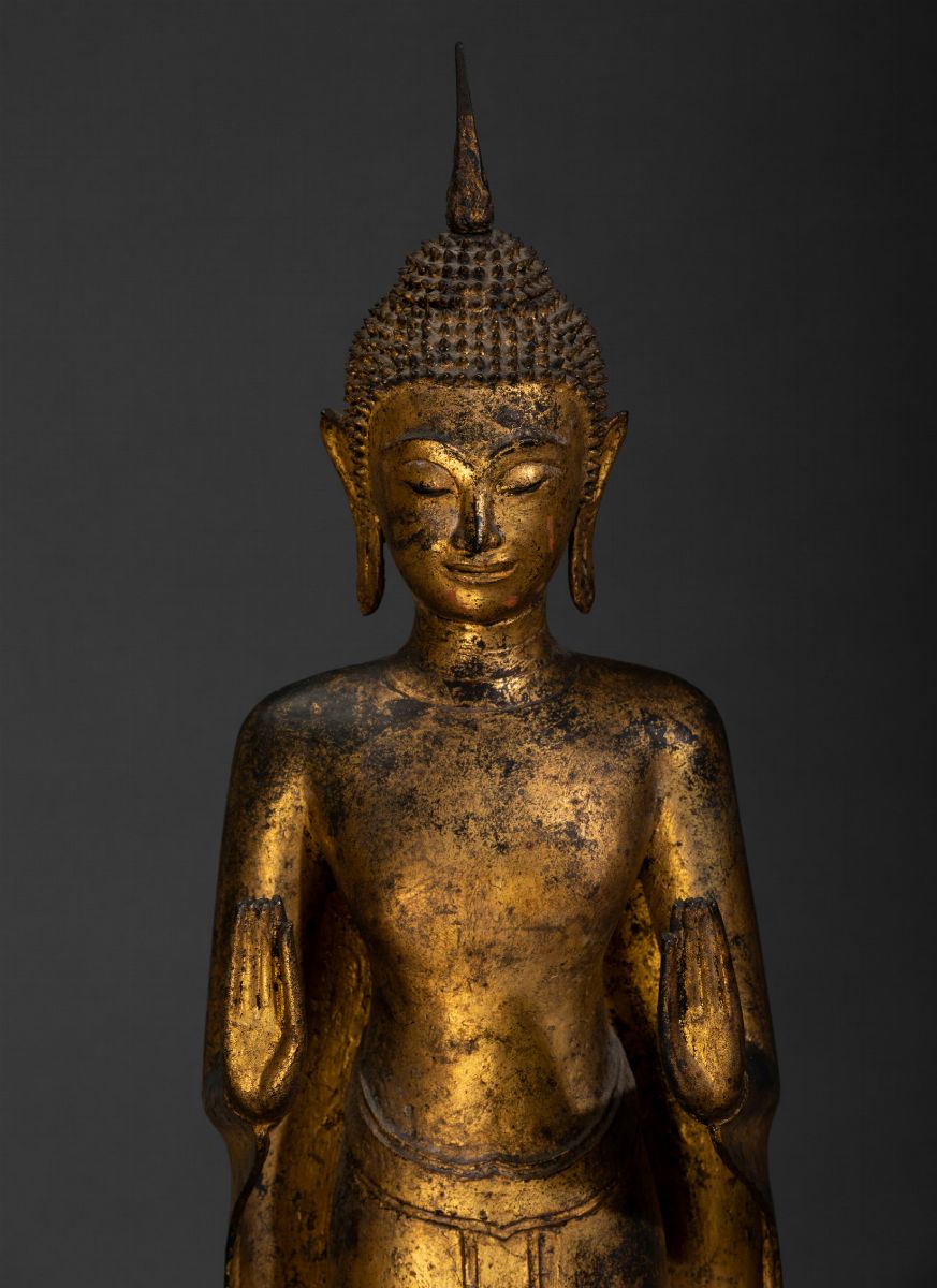Figura di Buddha stante, bronzo dorato, Thailandia, XIX secolo