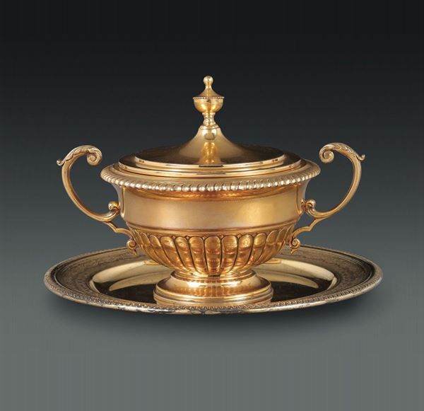 Tazza da brodo in argento dorato con piattino. Argenteria artistica italiana del XX secolo