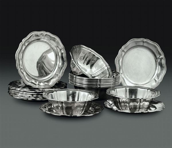 Dodici coppette e dodici piattini in argento. Argenteria italiana del XX secolo. Argentiere Pietrasanta, Alessandria