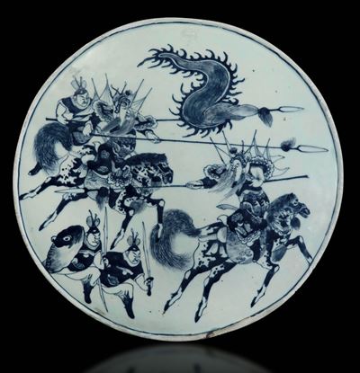 Placca Circolare in Porcellana Bianca e Blu con Figure di Cavalieri, Cina, Dinastia Qing, Epoca G...