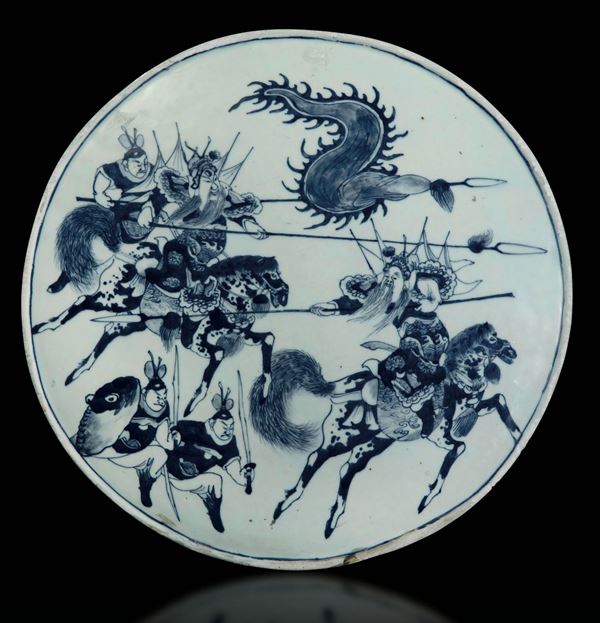 Placca circolare in porcellana bianca e blu con figure di cavalieri, Cina, Dinastia Qing, epoca Guangxu (1875-1908)