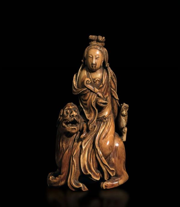 Figura di Guanyin con Ruyi seduta su leone scolpita in avorio, Cina, Dinastia Qing, XVIII secolo