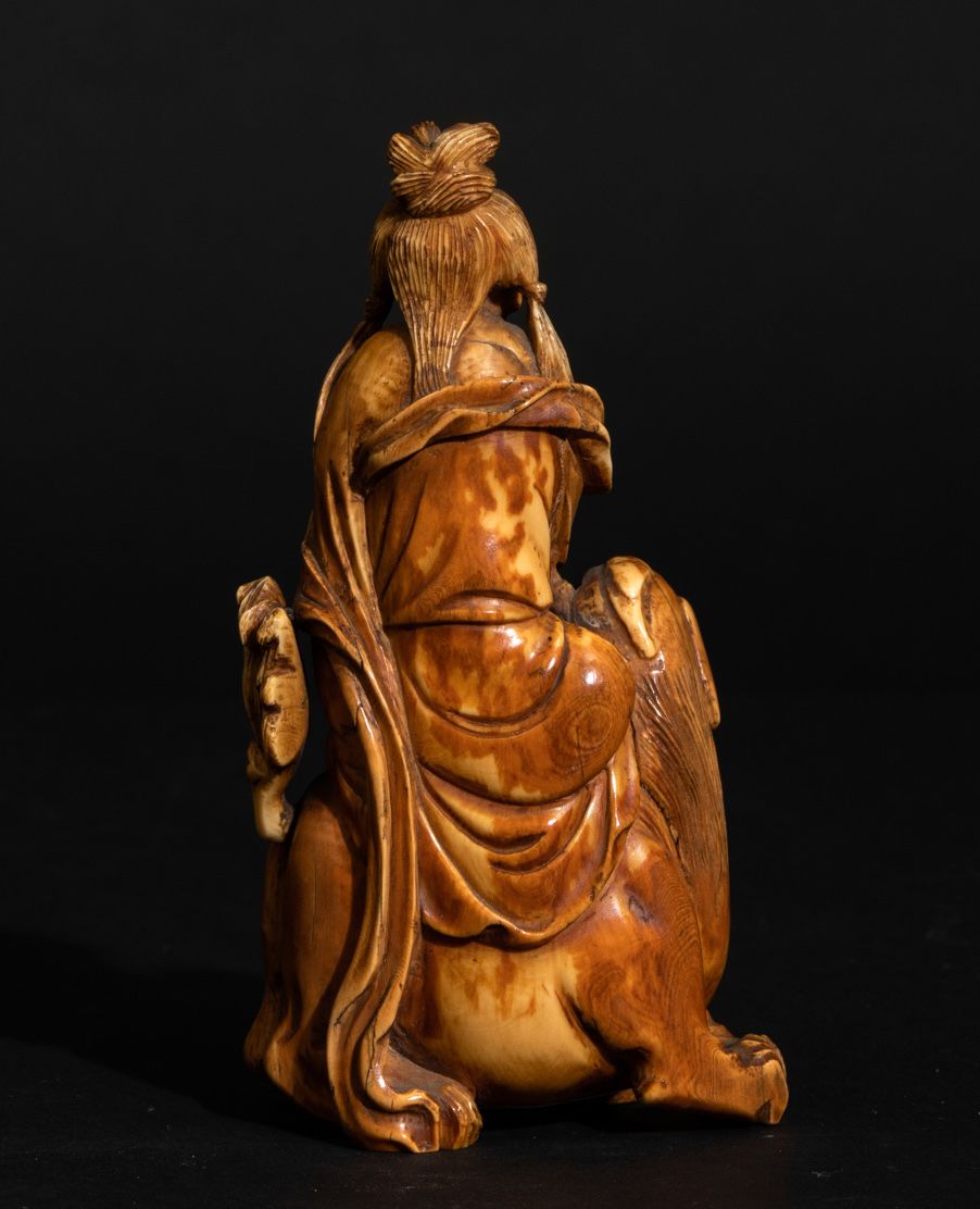 Figura di Guanyin con Ruyi Seduta su Leone Scolpita in Avorio, Cina, Dinastia Qing, XVIII Secolo