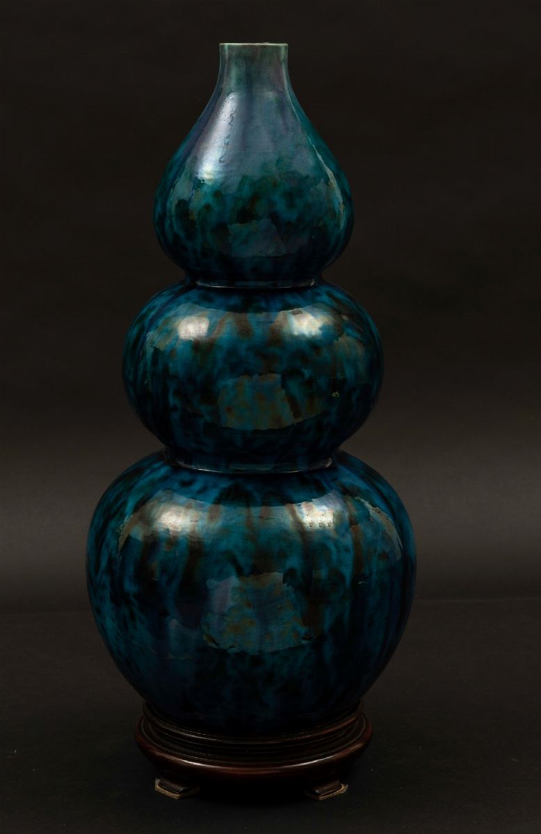 Vaso a Tripla Zucca in Porcellana Monocroma sui Toni Dell'azzurro, Cina, Dinastia Qing, Epoca Qia...