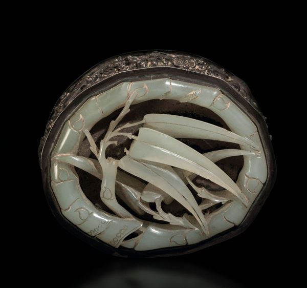 Piccola scatola circolare in argento con decori naturalistici a rilievo e placca in giada Celadon con motivi vegetali a traforo sul coperchio, Cina, Dinastia Qing, XIX secolo