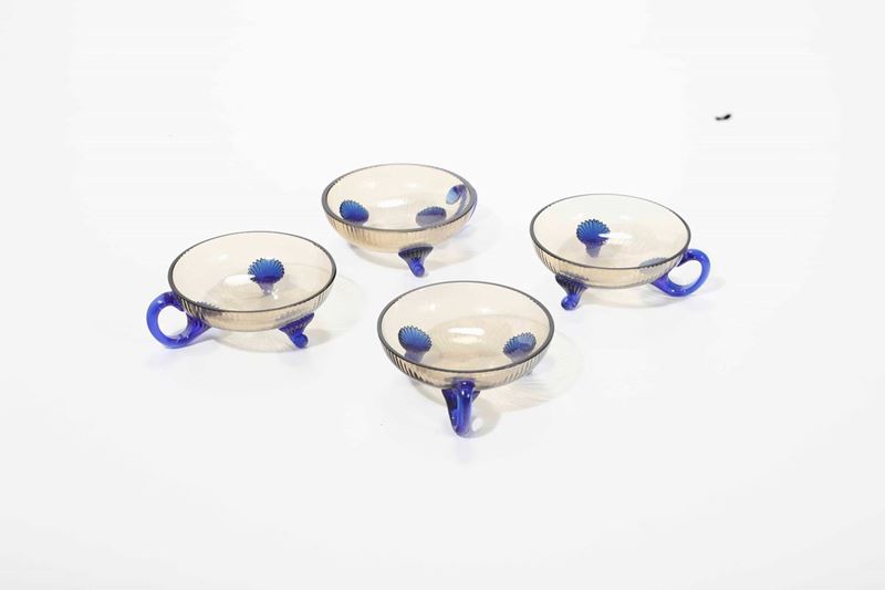 Quattro coppette in vetro ambra con appoggi e manico in vetro blu.  - Auction Antiques | Timed Auction - Cambi Casa d'Aste