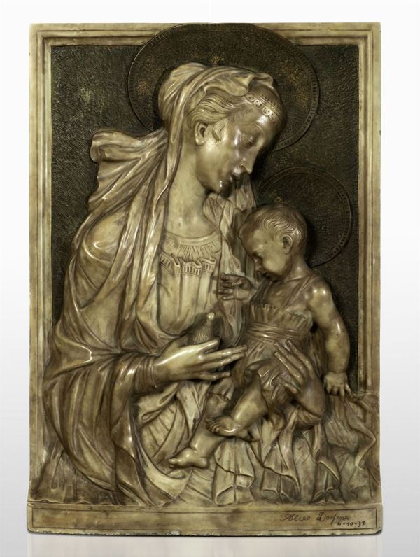 Madonna con Bambino. Rilievo in marmo patinato. Firmato in basso a destra Alceo Dossena 4-10-37