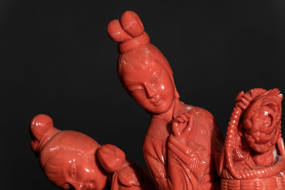 Grande Gruppo Scolpito in Corallo Raffigurante Due Fanciulle e Bambino con Cesto di Fiori, Cina, ...