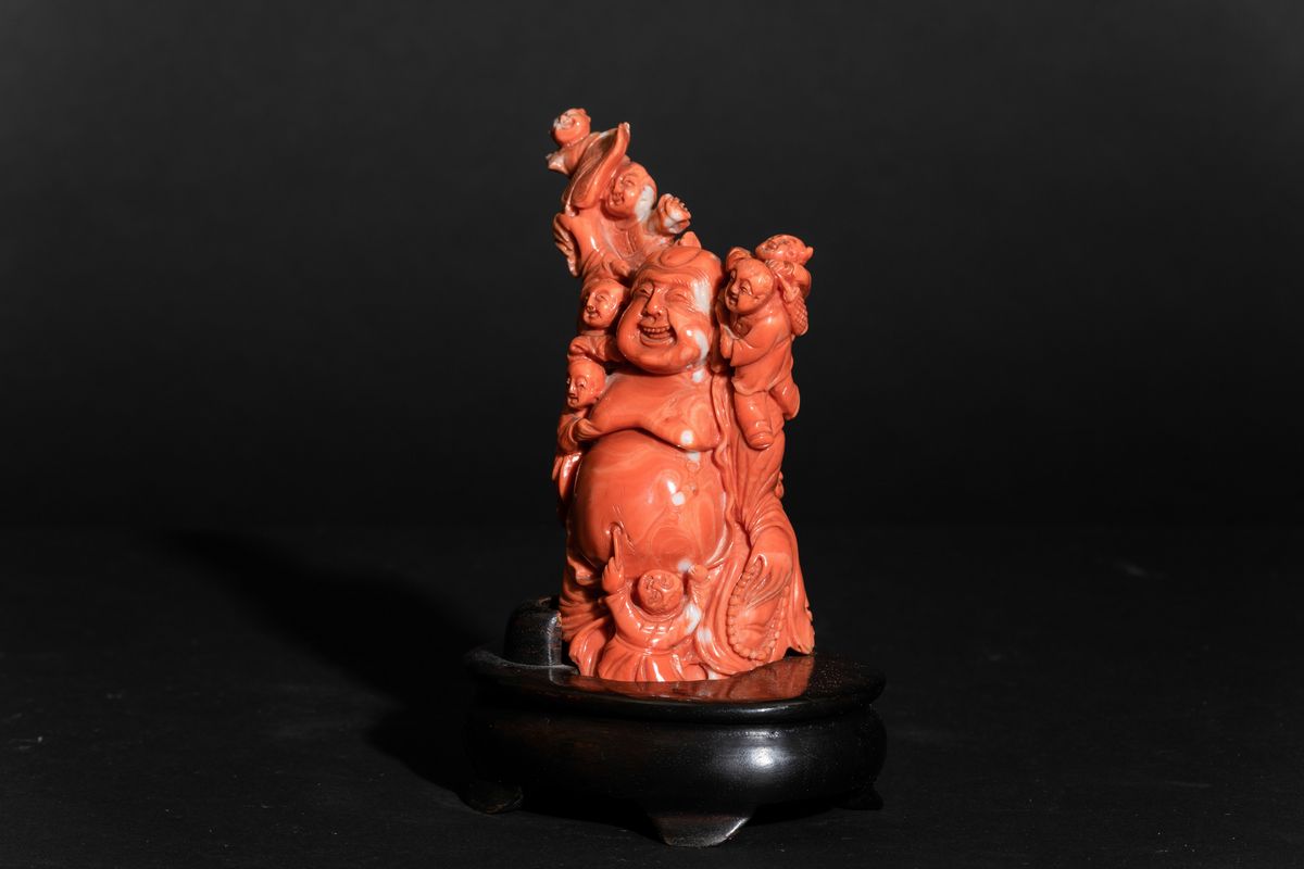 Figura di Budai con Discepoli Scolpito in Corallo, Cina, Inizi XX Secolo