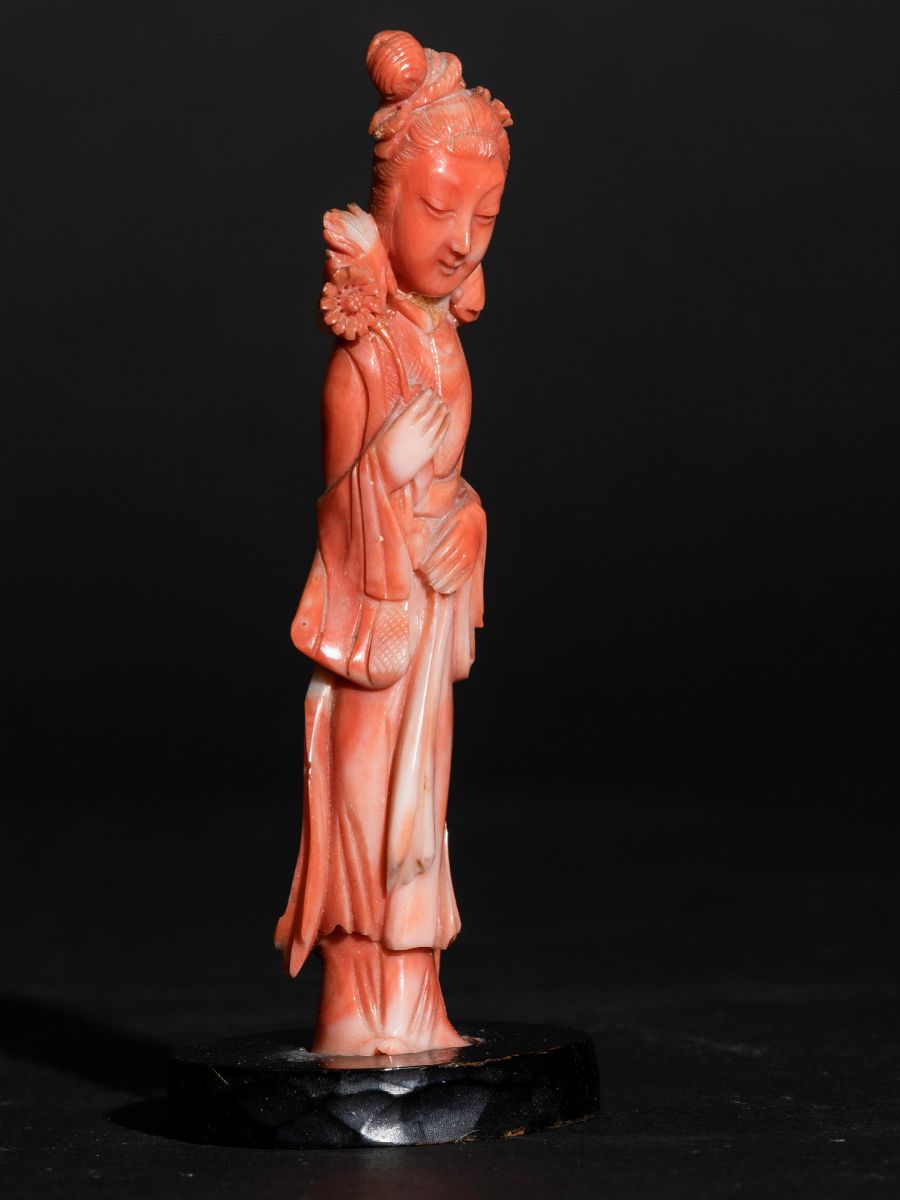 Figura di Fanciulla con Fiore Scolpita in Corallo, Cina, Inizi XX Secolo