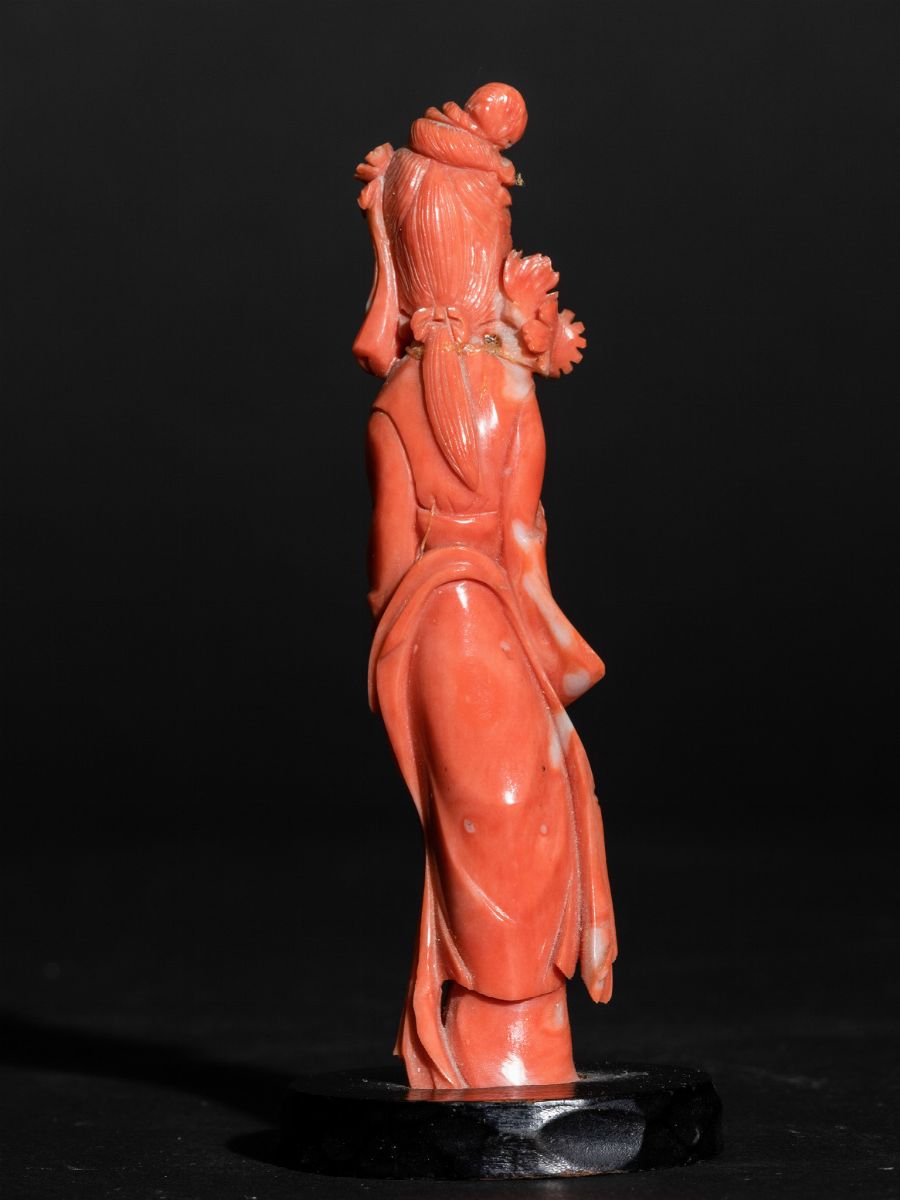 Figura di Fanciulla con Fiore Scolpita in Corallo, Cina, Inizi XX Secolo