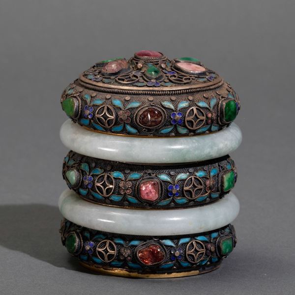 Scatola cilindrica in filigrana d’argento con smalti, innesti di pietre dure e profili in giadeite, Cina, Dinastia Qing, XIX secolo